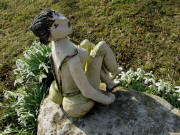 Die Sitzende am 5.3.2011: Auf dem Stein