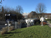 Stadtgarten am 16.1.2011: Blick nach Westen - Schlossberg-Bahn- eingepackte Pflanzen