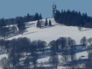 Tele-Blick von Tote Mann nach Westen zum Schauinslandturm am 30.1.2011