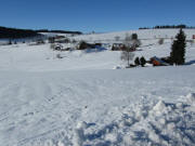  Blick nach Westen �ber die M�hle vom Clemenshof zum Ignazhof und Wanglerhof (rechts) sowie weiter hoch zum Oberen Fahrenberg am 1.1.2011