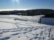 Blick nach S�den vom Feldberggipfelweg �ber die Wilhelmer H�tte (rechts) zu St�benwasen und Belchen am 10.9.2006