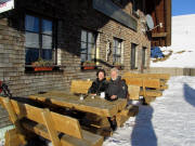 Kaffee trinken in Sonne und Schnee an der Wilhelmer Hütte am 1.2.2011