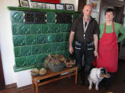&nbsp;Die freundlichen Wirtsleute Hornig mit Emma am Kachelofen in der gro�en H�ttenstube am 1.2.2011