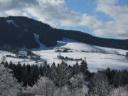 Tele-Blick von der Lafette nach S�den am 3.1.2011 zum Skihang Windeck sowie Ospelehof und Kingenhof (von links)