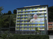 Solar-Fassade am kath. Lehrlingsheim Kartäuserstrasse 16.7.2011 - Papst