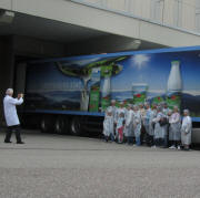 Schwarzwaldmilch in Freiburg am .26.7.2011: Fototermin am Milchlaster