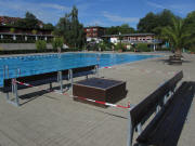 Strandbad am 5.6.2011: Blick nach Westen �bers h�lzerne Podest mit dem Bachstelzennest um 9 Uhr