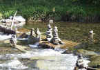 Steinm�nnchen im Jahr 1999 an der Dreisam - 2001 auch
