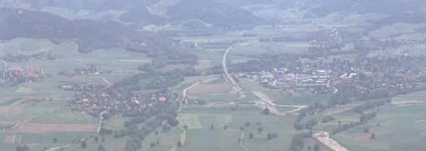 Blick nach Osten auf Zarten (links), B31-Baustelle (Mitte) und Kirchzarten im Jahr 1998